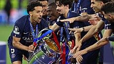 Kapitán pa�í�ských fotbalist� Marquinhos zvedá trofej pro vít�ze Ligy mistr�.