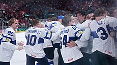 Fin�tí hokejisté slaví vít�zství na mistrovství sv�ta.