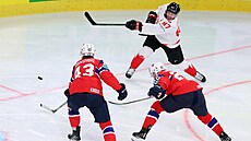 Kanadský úto�ník Sidney Crosby pálí na norskou branku v utkání o bronz na...
