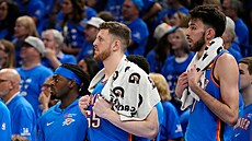 Isaiah Hartenstein a Chet Holmgren z Oklahomy pozorují d�ní na palubovce v...