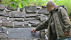 �Pomník se musel do p�lky rozebrat, znovu slo�it, celý vyspárovat,� �ekl místní...