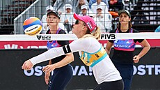 Kylie Neuschaeferová a Martina Maixnerová sledují, jak Taryn Brasherová vybírá...