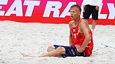 Matyá� D�avoronk t�ce vydechuje po jedné z dlouhých vým�n v utkání s Poláky.