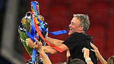 Trenér PSG Luis Enrique s trofejí pro vít�ze Ligy mistr po finále s Arsenalem.