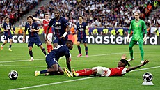 K�ídelník Arsenalu Noni Madueke se na zemi do�aduje penalty ve finále Ligy...