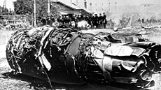 Jeden ze zdemolovaných motor�, který se uvolnil z k�ídla.
