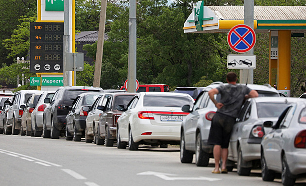 Nejdříve Krym, teď už i metropole. Rusko kvůli nedostatku benzinu zavedlo příděly