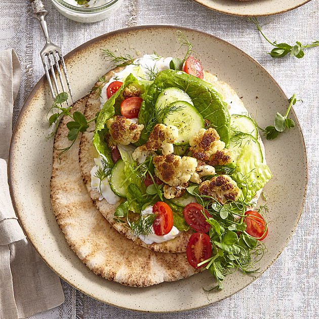 Vegetariánský gyros s květákem: Recept na zdravý rychlý oběd s tzatziki