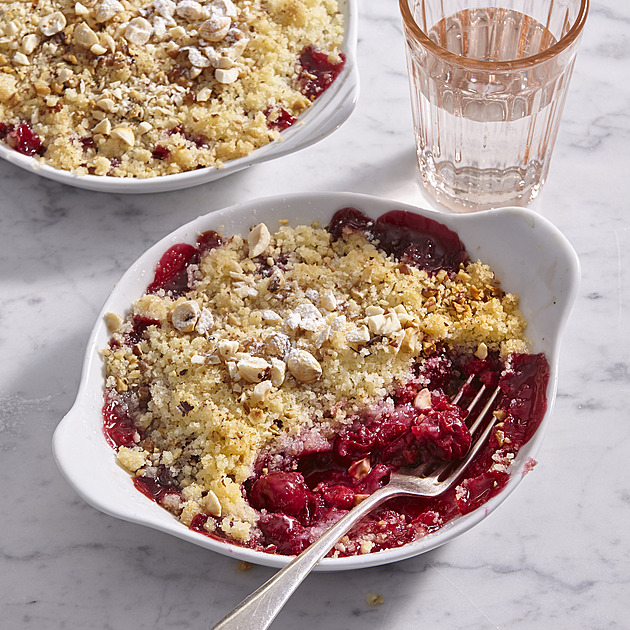 Domácí třešňový crumble: Recept na pečené ovoce s ořechovou drobenkou