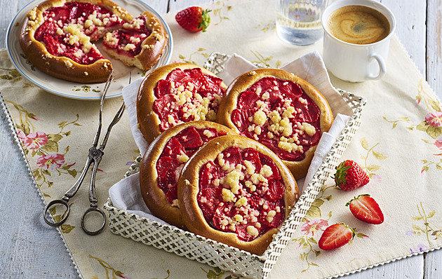 Domácí kynuté koláče s jahodami: Recept na moučník s máslovou drobenkou