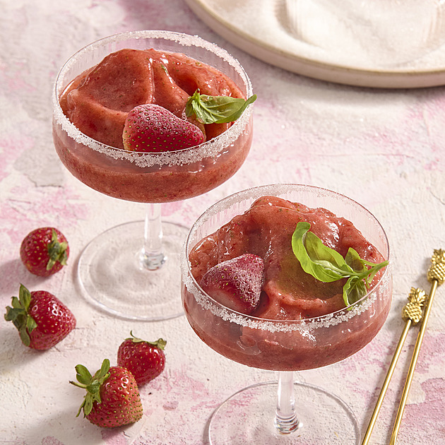 Mražená jahodová Margarita s bazalkou: Recept na ledový koktejl z tequily