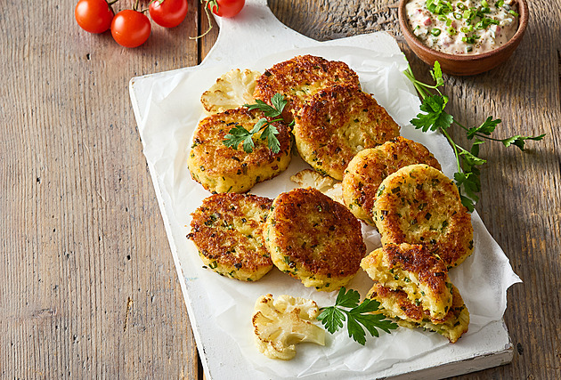 Květákové placičky se sýrem: Recept na křupavý oběd s rychlým dipem