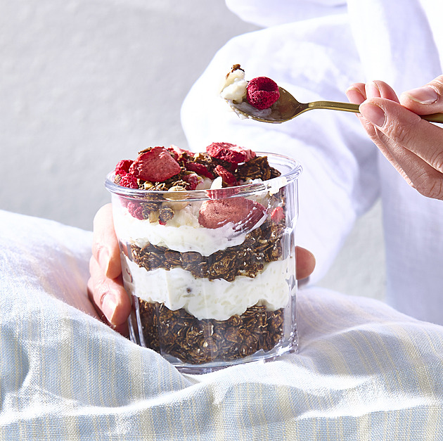 Sladká rýžová kaše s granolou do skleničky: Recept na vrstvenou snídani