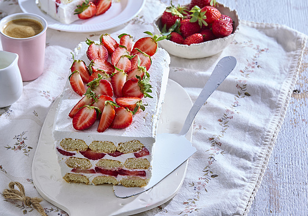 Jahodové tiramisu bez vajec: Recept na osvěžující nepečený dezert z formy
