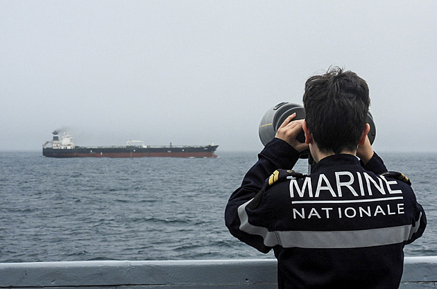 Tanker podezřelý z převozu ruské ropy dostal pokutu za vlajku a může plout dál