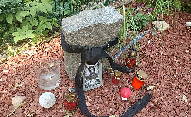 Chuck Norris má kousek od Slavie svůj pomníček. Postavil si ho sám, žertují lidé