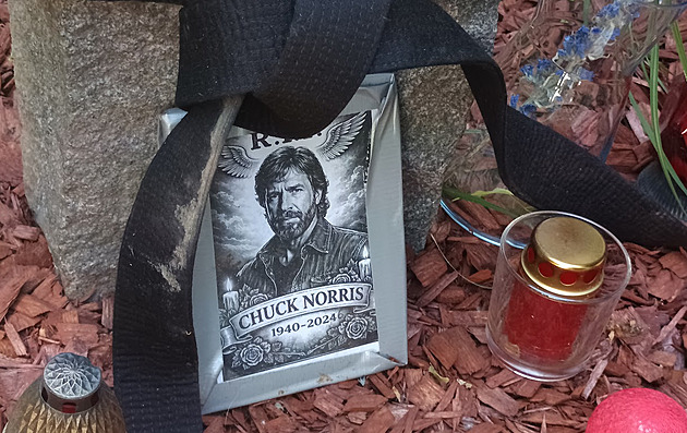 Chuck Norris má kousek od Slavie svůj pomníček. Postavil si 