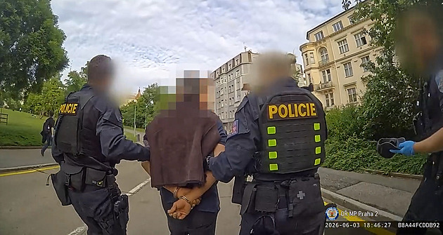 Neprovokuj, neřvi na mě. Bezdomovec nadával strážn
