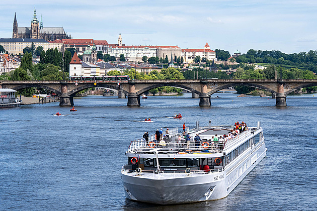 Platíme jen večeři, brání se policie kritice  luxusní plavby po Vltavě