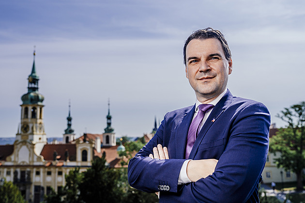 Pavel je obvykle mimo realitu. Macinka o cestě na summit NATO, Číně i placení ČT