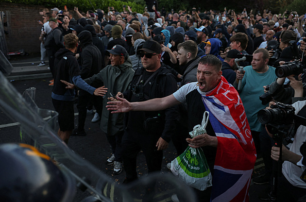 Smrt pobodaného mladíka spoutaného policií otřásá Británií. Propukly nepokoje