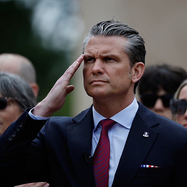 Dnes pláže obsazuje invaze migrantů, řekl Hegseth 