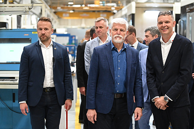 Prezident se v Chropyni projel obrněným vozem, se skauty vyrazil na Hostýn