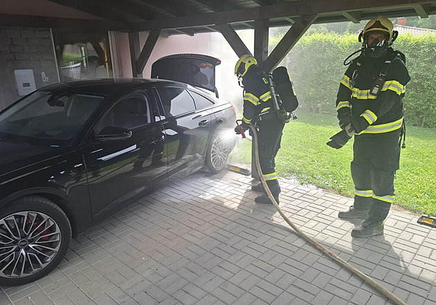 Z přehřáté baterie hybridu stoupal toxický kouř. Hasiči auto hlídali dva dny v kuse