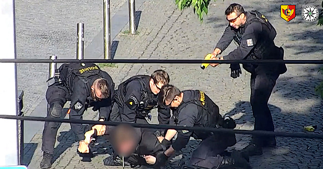 VIDEO: Muž s nožem děsil lidi na Andělu. Když se vydal k zastávce, zasáhla policie