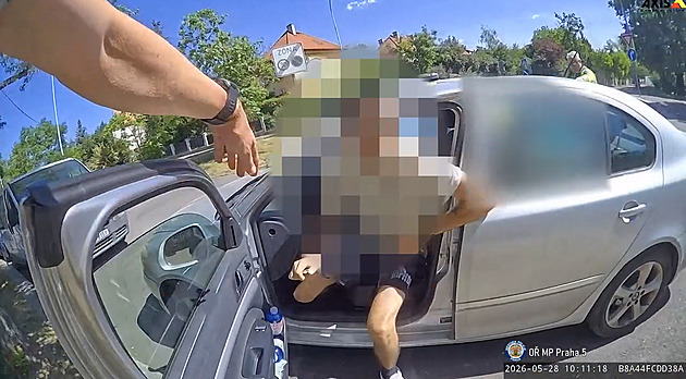 Taxikář ujížděl strážníkům i se zákazníky a dítětem. Jeho vysvětlení je zarážející