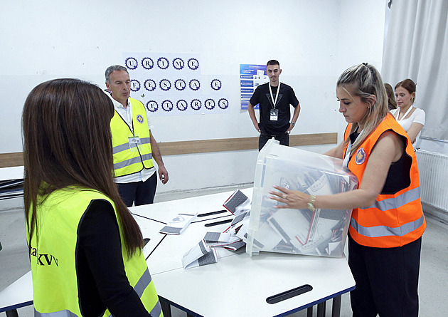 V Kosovu skončily předčasné volby. Podle odhadů vyhrála stra