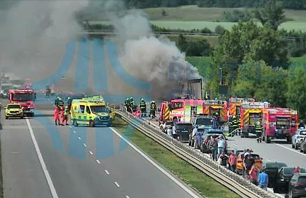 Peklo na dálnici před Brnem. Dvě tragické nehody i požár, jeden z řidičů uhořel