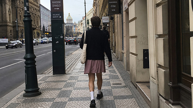 Muže v sukni neobsloužili, krejčová ho vykázala. Obchodu hro