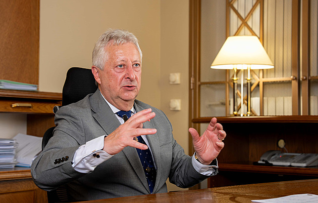 Zůna tlačí na vyšší výdaje na obranu. Příští rok by na ní ch