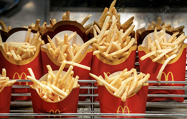 Za pultem McDonald’s. Kuchyň hlídají štítky, časovače i teplotní čidla