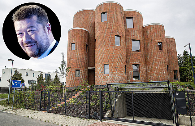 Police Guard Villa of Czech Party Leader Tomio Okamura; Predecessor Notes Different Experience