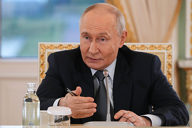 Putin vylezl z úkrytu, křísí svou popularitu. Ale 