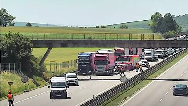 Dálnici D2 na Brněnsku uzavřela nehoda tří kamionů. Doprava 
