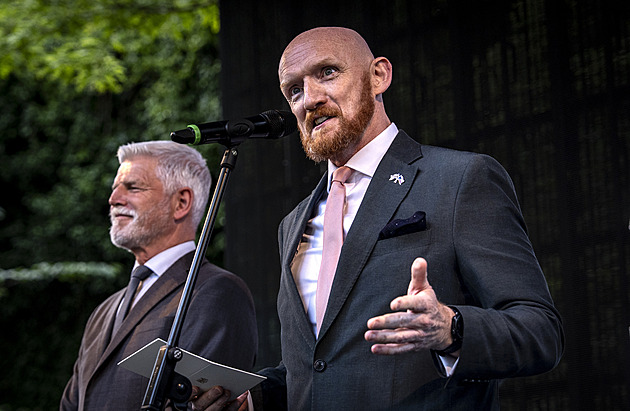 Britský humor i pokus o češtinu. Field, Pavel i da
