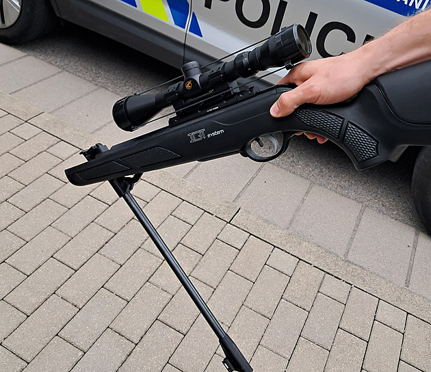 Policist� ve Strakonic�ch zadr�eli mu�e se vzduchovkou. M�l st��let po ko�ce. (4. �ervna 2026)