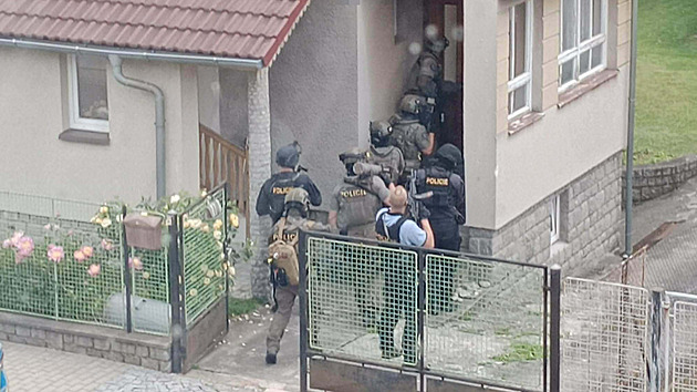 Policist� a z�sahov� jednotka zadr�eli mu�e, kter� se po ulici �vandy Dud�ka ve Strakonic�ch pohyboval se st�elnou zbran�. (4. �ervna 2026)