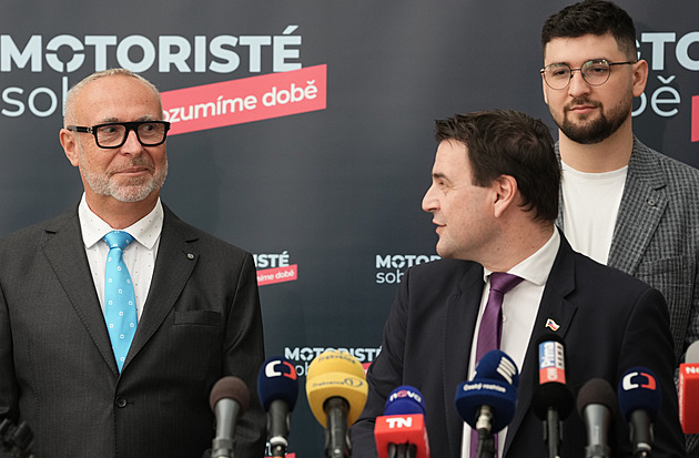 Motoristé svolali první tiskovku klubu od voleb. Ukázali nového poslance