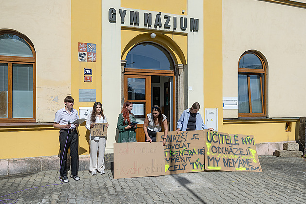 Krizi na gymnáziu chce řešit kraj. Vyhrocenou atmosféru nezv