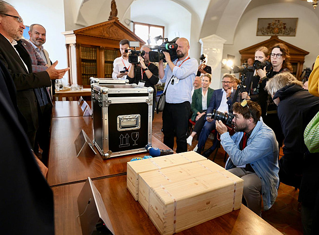 Tekutý poklad z Bečova je kompletní. Osm lahví se vrátilo z francouzského vinařství