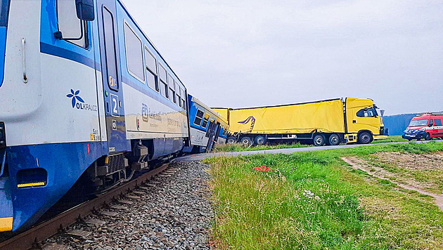 U Prostějova se srazil osobní vlak s náklaďákem. Vykolejil vagon, několik zraněných