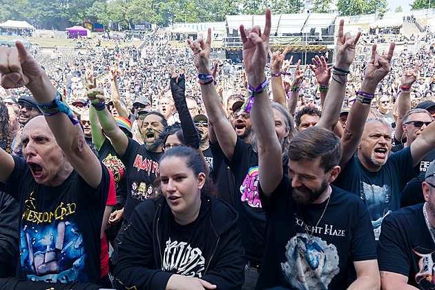 Patnáctý ročník Metalfestu graduje v amfiteátru Lochotín. Přijely tisíce lidí