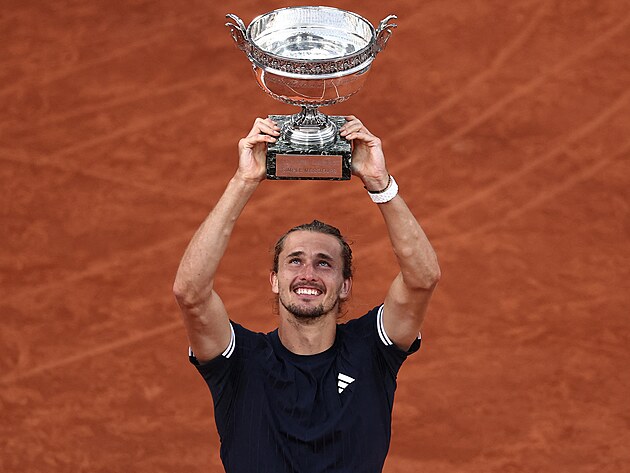 Alexander Zverev s trofej� pro v�t�ze Roland Garros