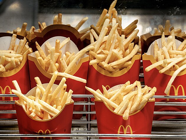 P��prava hranolk� v kuchyni restaurace McDonald�s b�hem b�n�ho provozu....