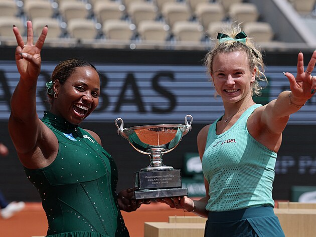 Kate�ina Siniakov� (vpravo) a Ameri�anka Taylor Townsendov� p�zuj� s trofej�...