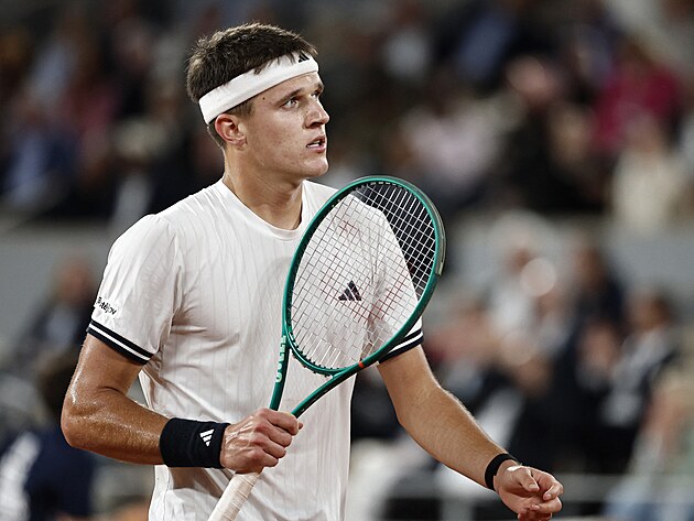 Jakub Men��k ve �tvrtfin�le Roland Garros.
